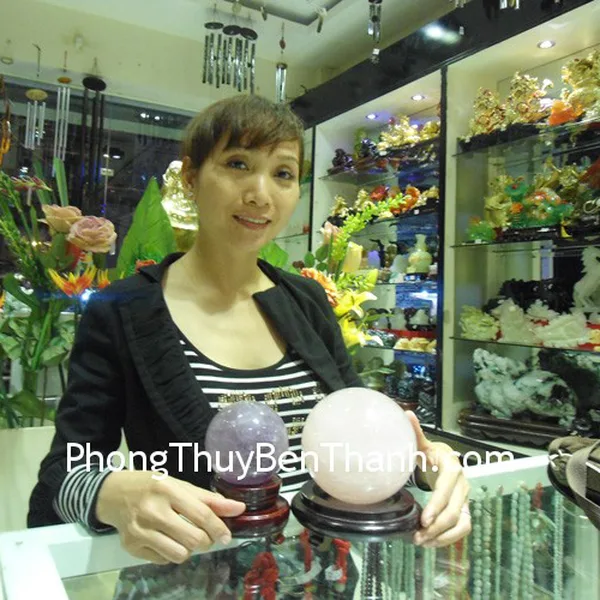 Chị Tú – khách hàng mua quả cầu thạch anh hồng M181-9000
