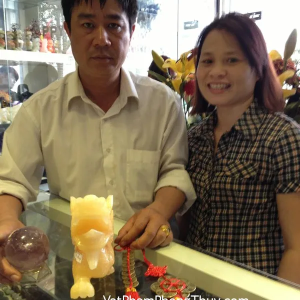 Chị Trinh - khách hàng mua tỳ hưu Hoàng long, quả cầu thạch anh tím