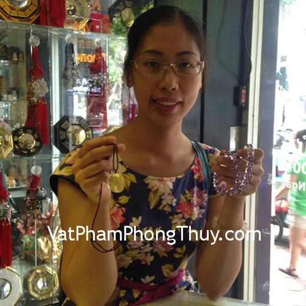 Chị Liên- khách hàng mua vòng tay thạch anh tím và mặt đeo cổ thạch anh tóc vàng