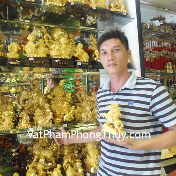 Anh Tú - khách hàng mua tượng khỉ tài lộc K104M