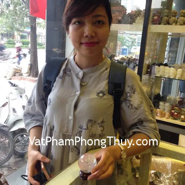 Chị Trinh - khách hàng mua quả cầu thạch anh trắng