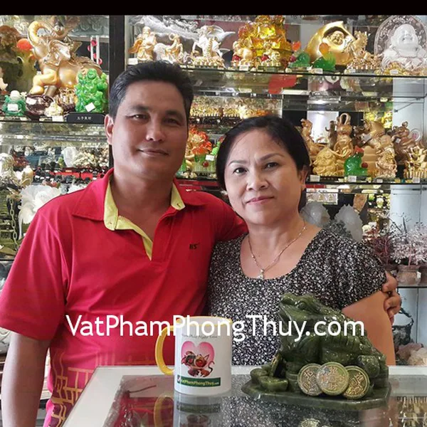 Chị Hồng- khách hàng mua thiềm thừ lam ngọc chiêu tài lớn GM027