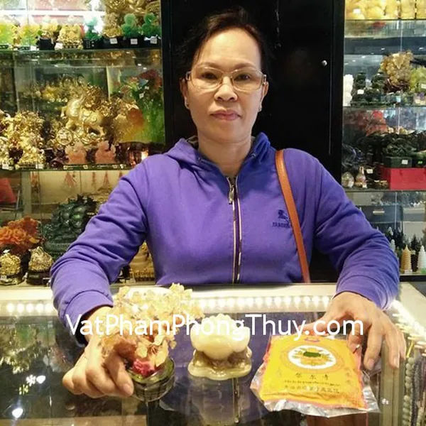 Cô Hoa - Khách hàng mua Thiềm thừ cẩm thạch chuẩn CTT-S, Bột tẩy uế BTU và Cây tài lộc thạch anh vàng KC047