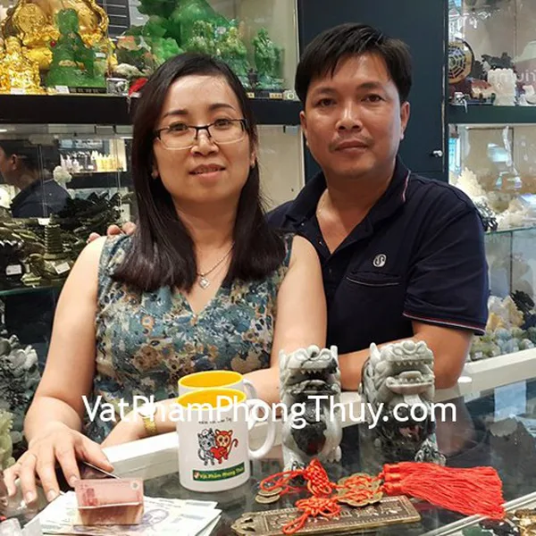 Vợ chồng chị Linh - khách hàng mua cặp tỳ hưu phỉ thúy NS165, kim bài thiên quan tức phước CC1160, xâu tiền hoa mai 6 cánh CC1130 và một số chuỗi tráng sức
