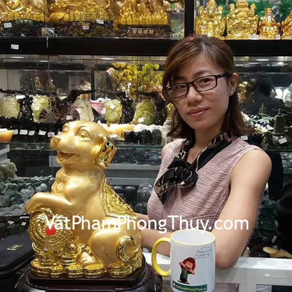 Chị Phương - khách hàng mua tượng chó vàng may mắn C018A
