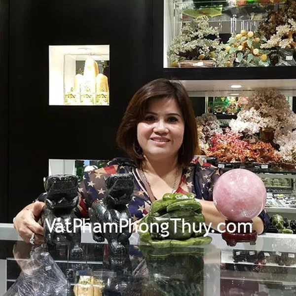 Chị Ngọc - khách hàng mua cặp tỳ hưu độc ngọc THDN-L, thiềm thừ lam ngọc lớn GM178, quả cầu thạch anh hồng M181-11927 và mặt nhện hoàng long S769