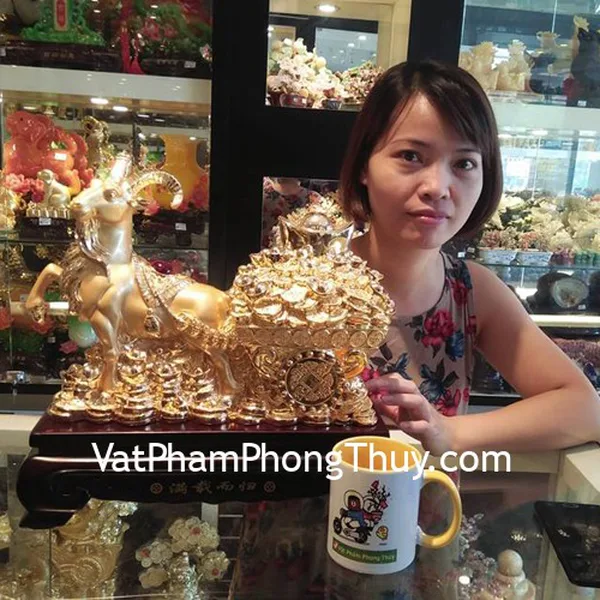 Chị Hoa - khách hàng mua tượng dê kéo vàng H033G