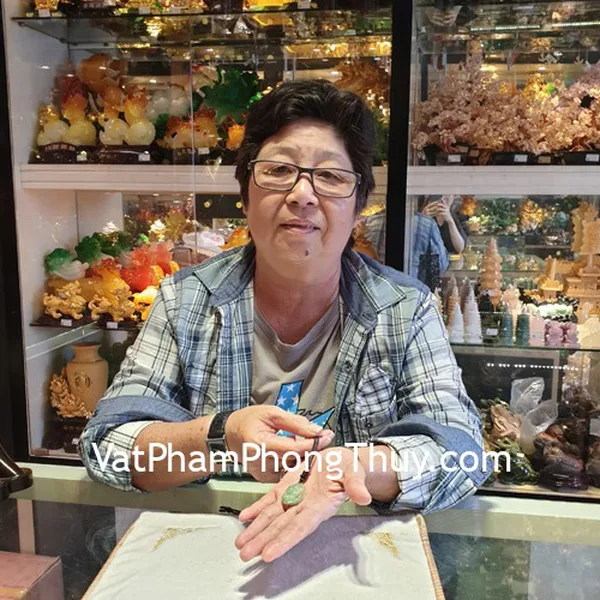 Cô Phượng - khách hàng mua Phật bản mệnh Hư Không Tạng Bồ tát Ngọc Phỉ thúy S6865-2