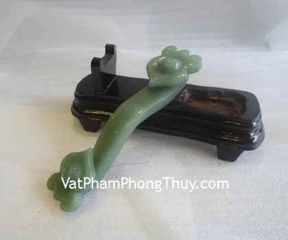 Gậy như ý ngọc Đông linh lớn, đế gỗ M083