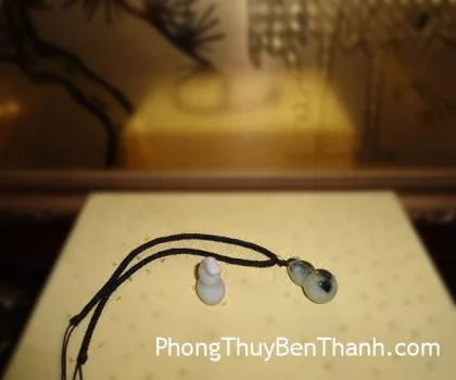 Hồ lô xanh ngọc bên cóc vàng tựa gốc cây đại thụ LN201