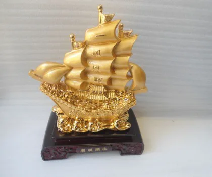 Thuyền buồm vàng trên đế gỗ vừa - thuận phong thuận thủy K165M