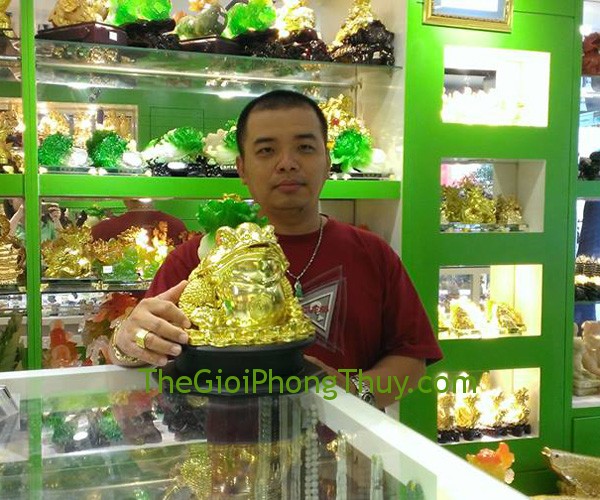 Anh Quốc Cường - khách hàng mua tượng Thiềm Thừ Cõng Bắp Cải FE055
