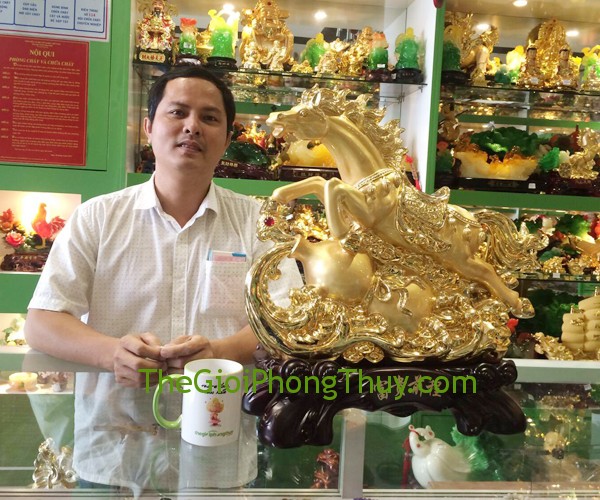 Vợ Chồng Chị Thu - Khách hàng mua Ngựa vàng phi nước đại trên hồ lô vàng FG114A