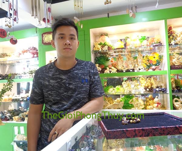 Chị Chiến cùng gia đình - Khách hàng mua Tỳ hưu đá mắt mèo FS931 và Chuỗi mắt mèo phước lộc thọ 14li FS6429