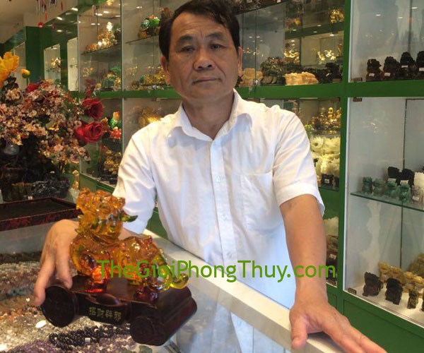 Chú Xuân-Khách hàng mua Tỳ hưu lưu ly đế gỗ-Như ý chiêu tài bích tà FE015