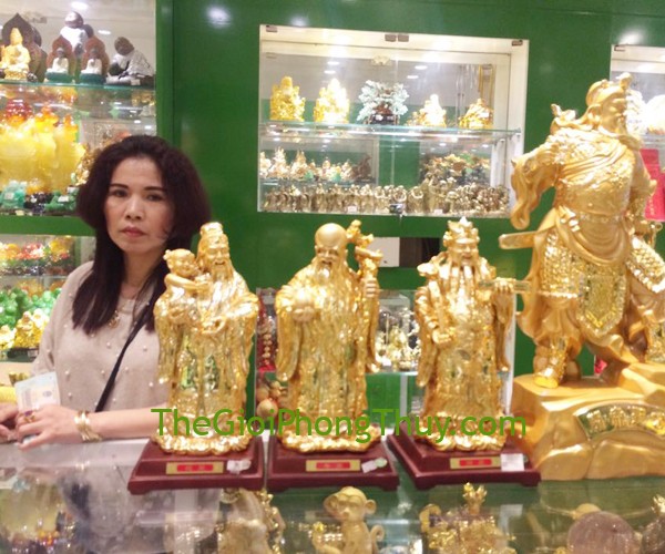 Gia đình anh chị Tuất-Khách hàng mua Phúc lộc thọ vàng lớn FH228G và Quan công vàng đứng lớn FH273G.
