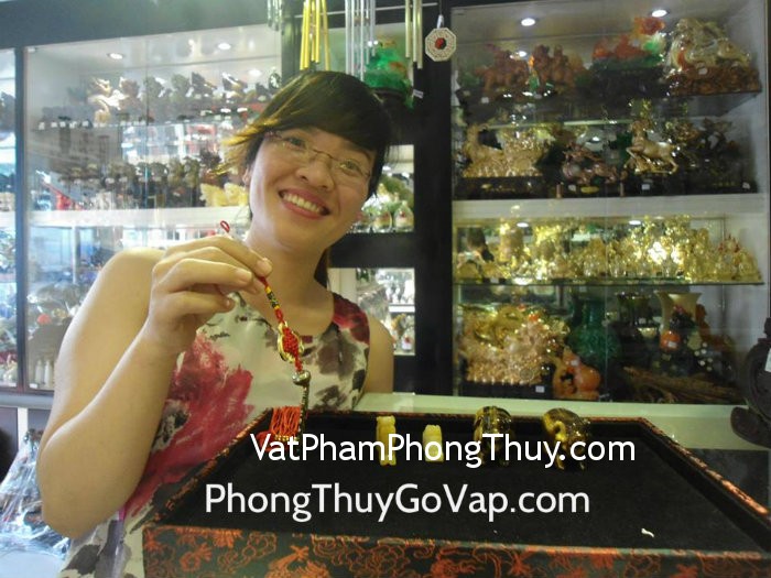 Chị Tường Vi - khách hàng mua tỳ hưu đeo cổ S396, dây treo tiền dơi CC1159 và heo đá mắt mèo H077