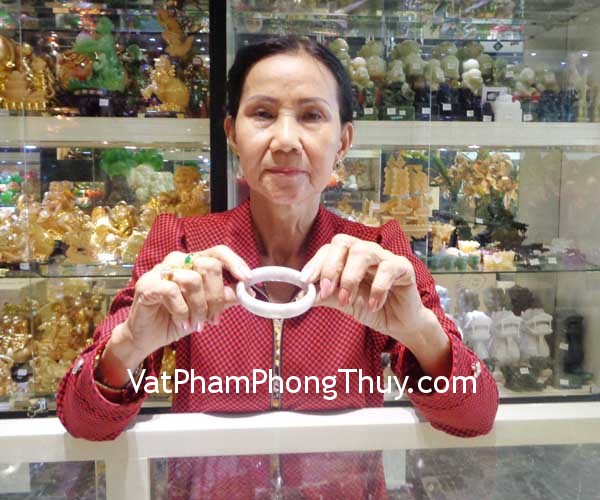 Cô Phấn - khách hàng mua Vòng ngọc Myanmar VM108-14350