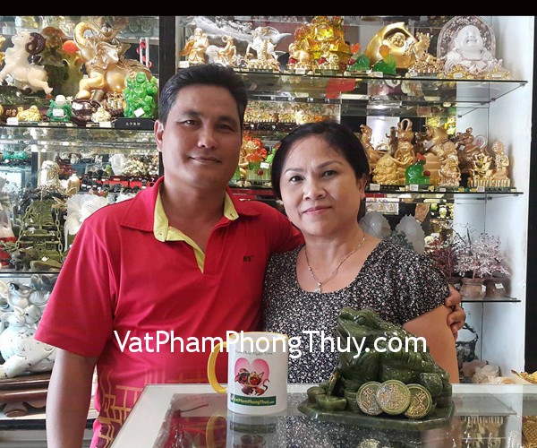 Chị Hồng- khách hàng mua thiềm thừ lam ngọc chiêu tài lớn GM027