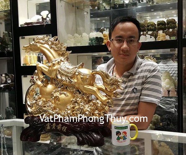 Anh Tâm - khách hàng mua tượng ngựa phi nước đại bên hồ lô vàng G114A