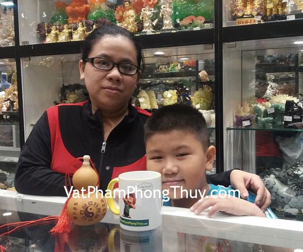 Chị Ngọc Đào - khách hàng mua cặp đồng tử đồng D170, mặt ve ngọc phỉ thúy S6497 và hồ lô tự nhiên CC2025