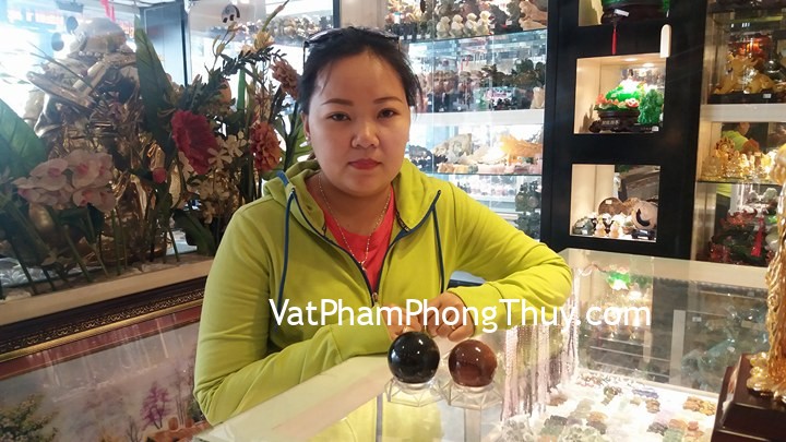 Chị Mai - khách hàng mua quả cầu đá đỏ Hải Dương GM147-790, quả cầu đá hắc ngà M187-1196