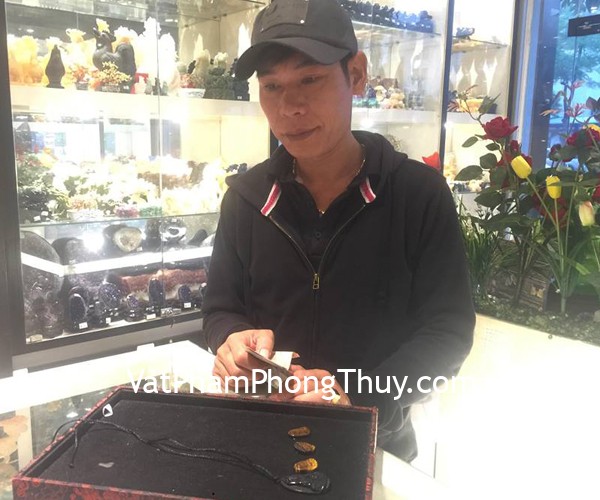 Anh Độ - khách hàng mua phật bản mệnh tuổi Mão đá hắc ngà
